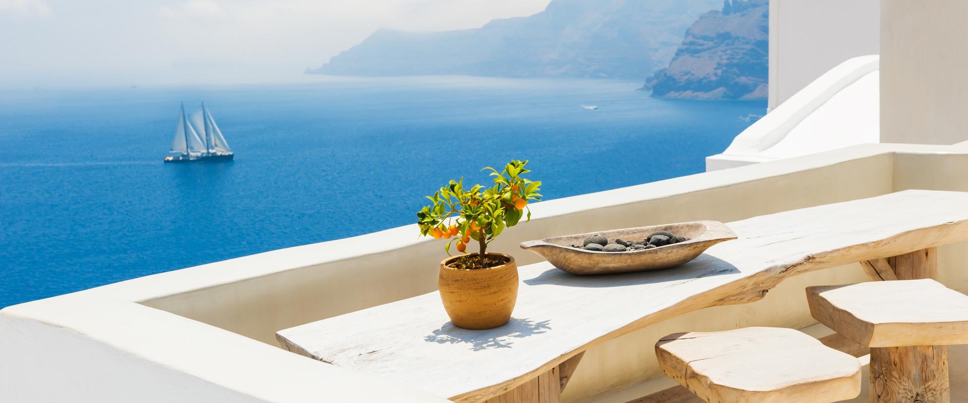 Table en terrasse d'une île grecque au bord de mer avec des produits grecs